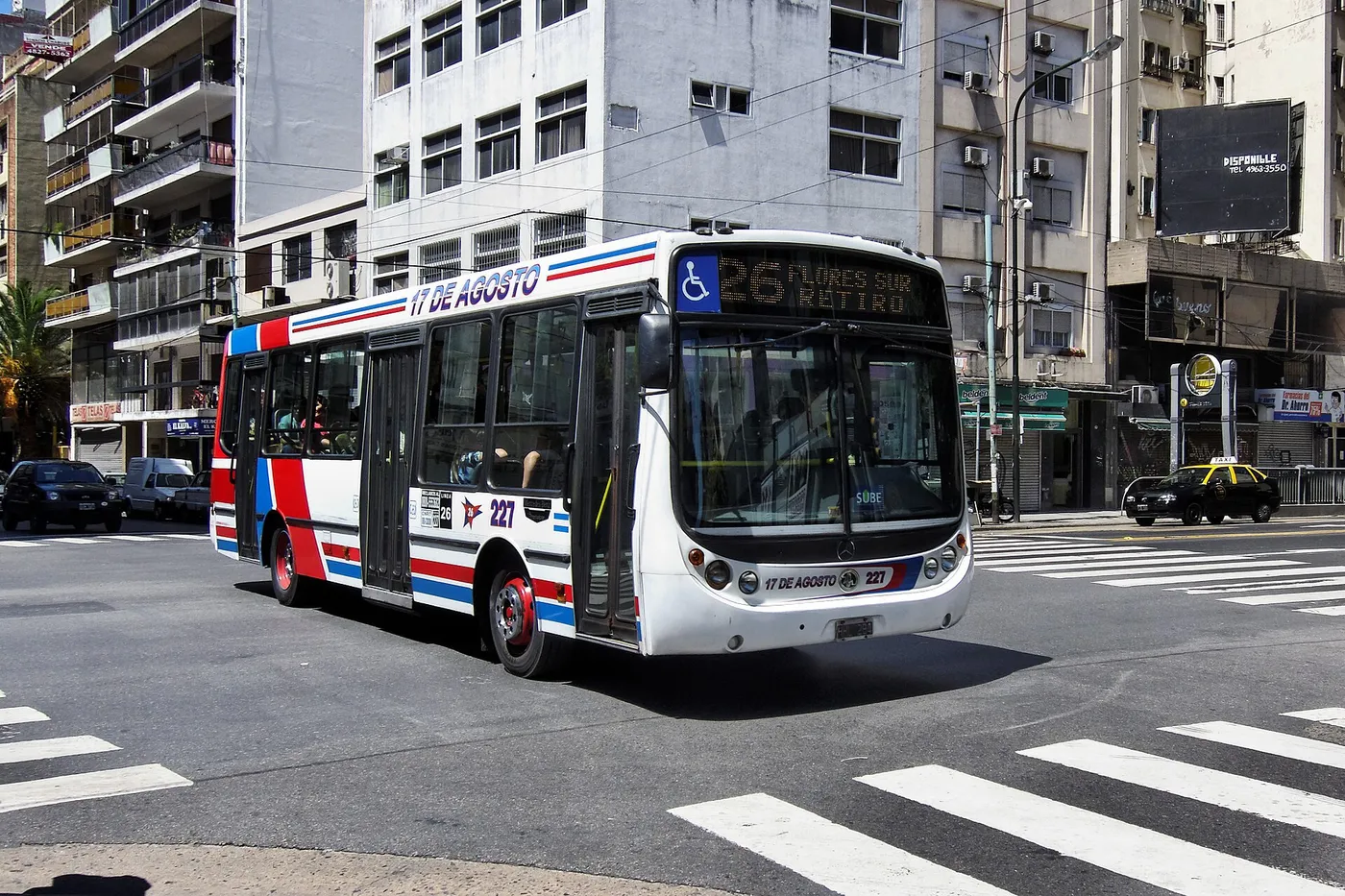 Colectivo de la línea 26 circulando por una avenida de Buenos Aires